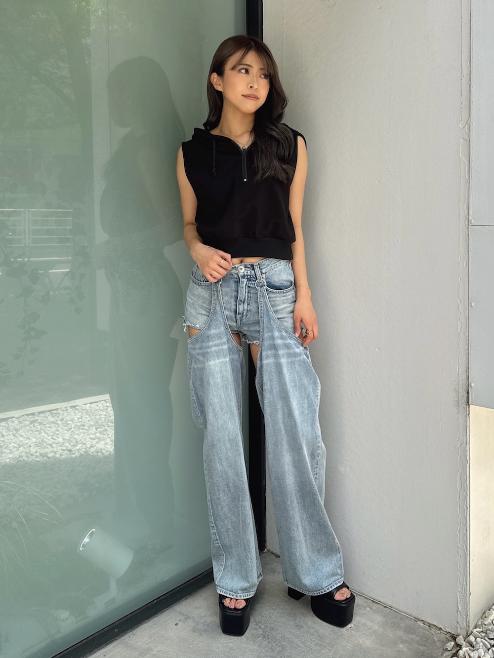 ブラック系のTシャツ/カットソー、ブルー系のデニムパンツ、ブラック系のサンダルを着用したレディースの夏コーディネートの2枚目の写真