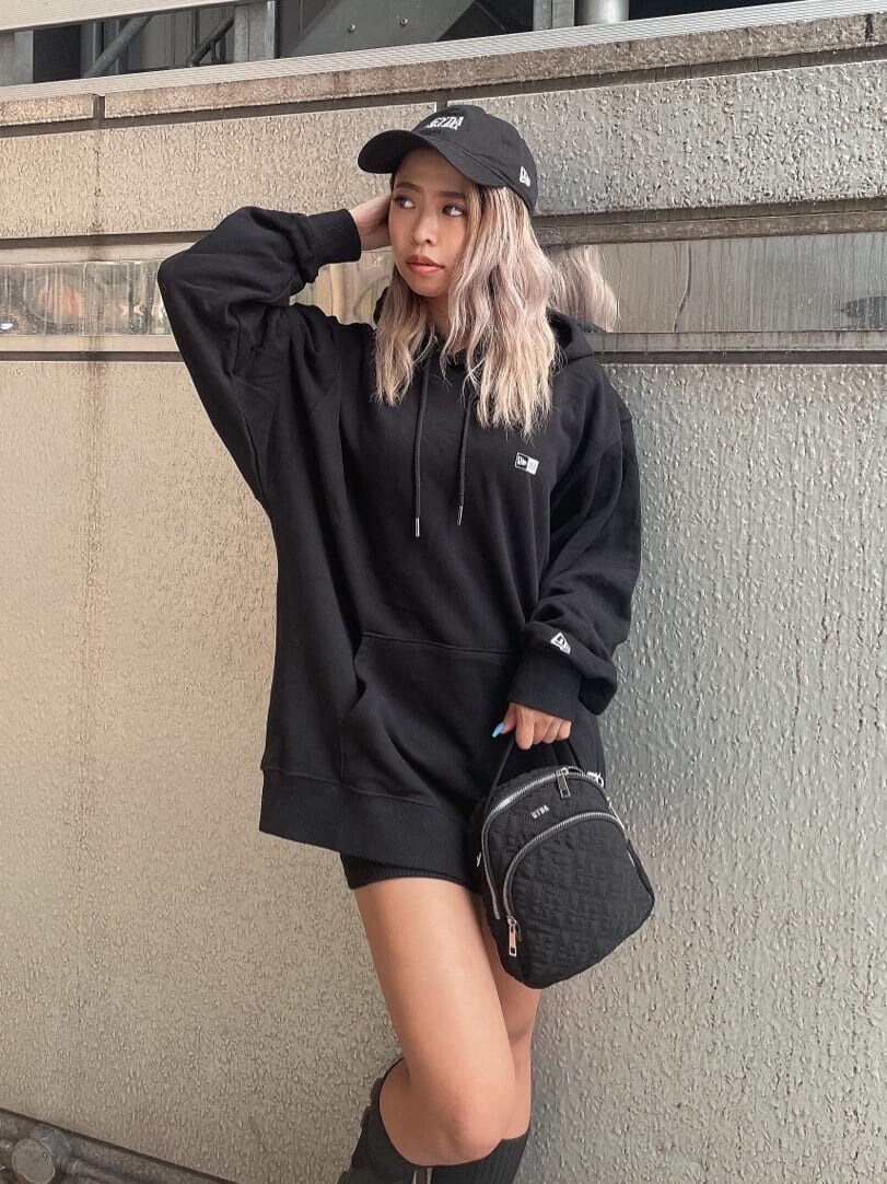 ブラック系のブーツ、ブラック系のバックパック/リュック、ブラック系のTシャツ/カットソーを着用したレディースの秋コーディネートの5枚目の写真