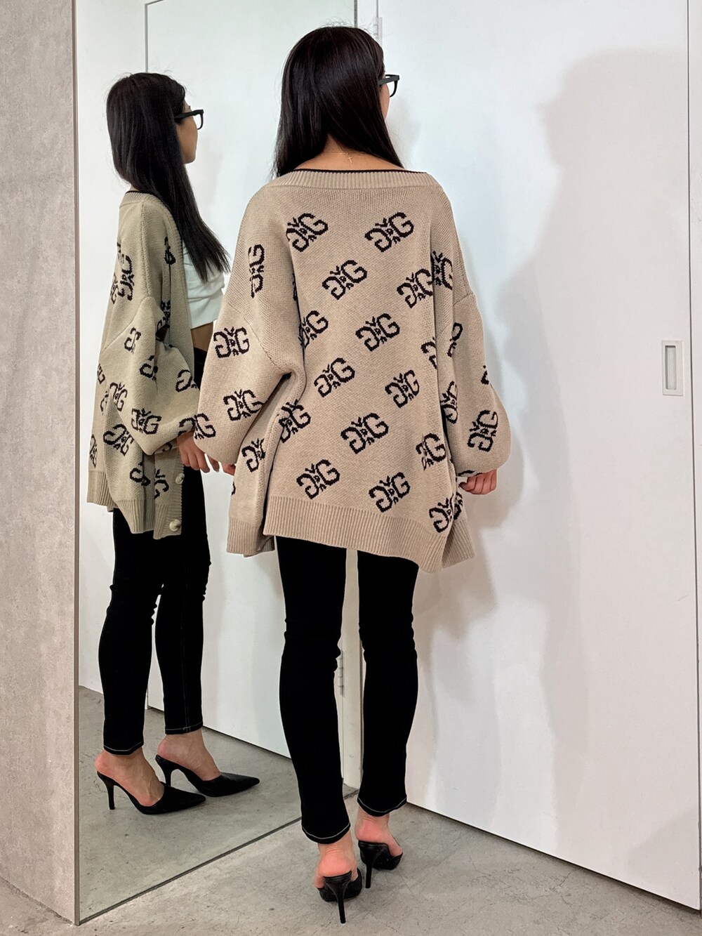 イエロー系のTシャツ/カットソー、ベージュ系のカーディガン/ボレロ、ブラック系のデニムパンツを着用したレディースの秋コーディネートの4枚目の写真