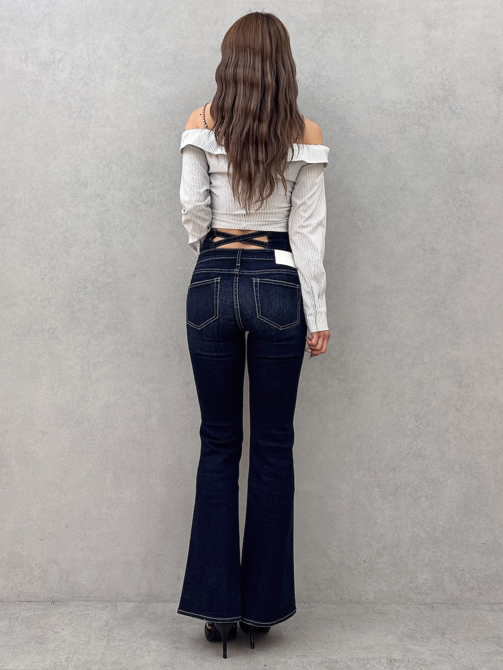 ホワイト系のシャツ/ブラウス、ブルー系のデニムパンツ、ブラック系のパンプスを着用したレディースの春コーディネートの3枚目の写真