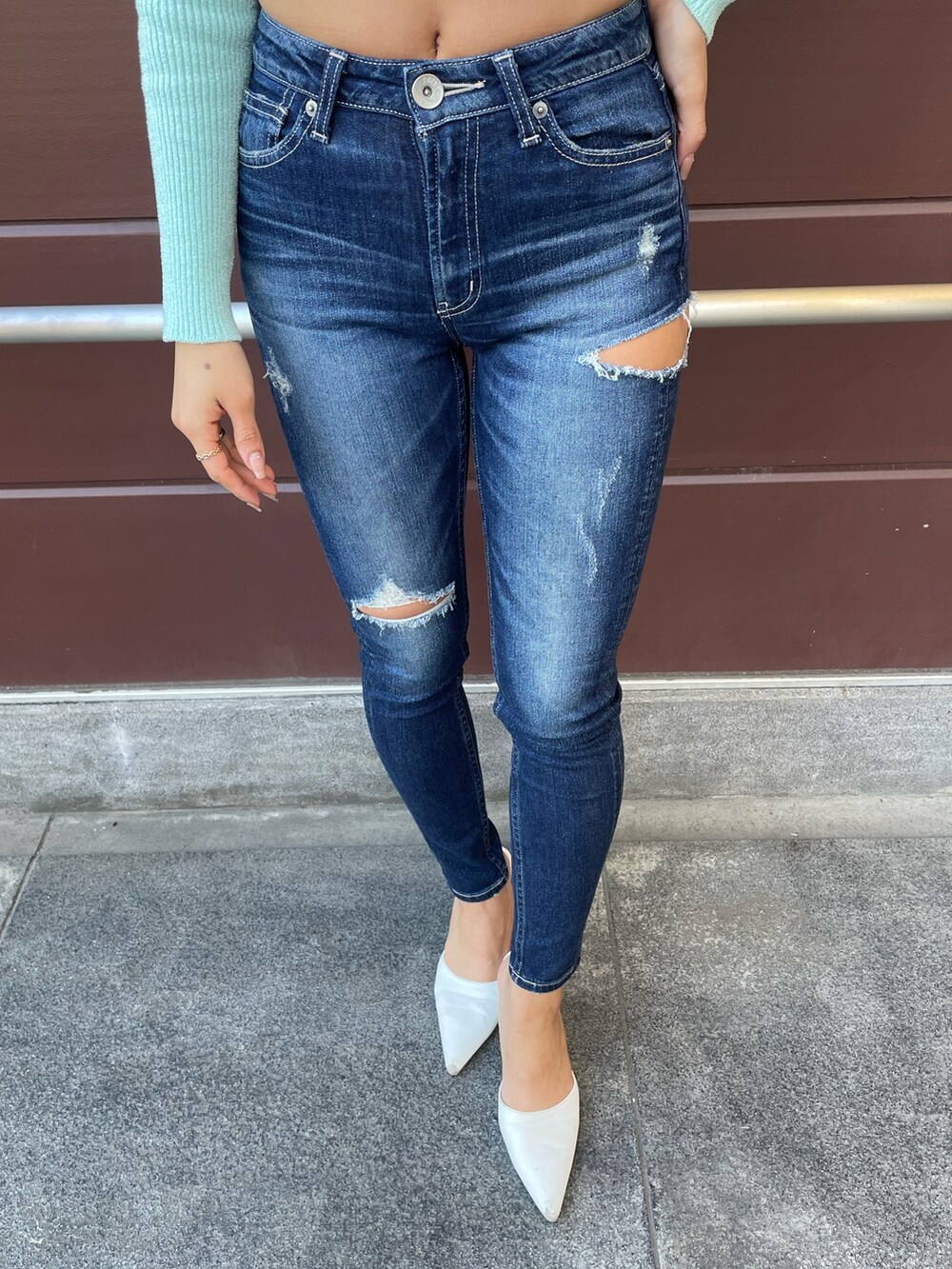 グリーン系のカーディガン/ボレロ、ブルー系のデニムパンツ、ホワイト系のパンプスを着用したレディースの冬コーディネートの8枚目の写真