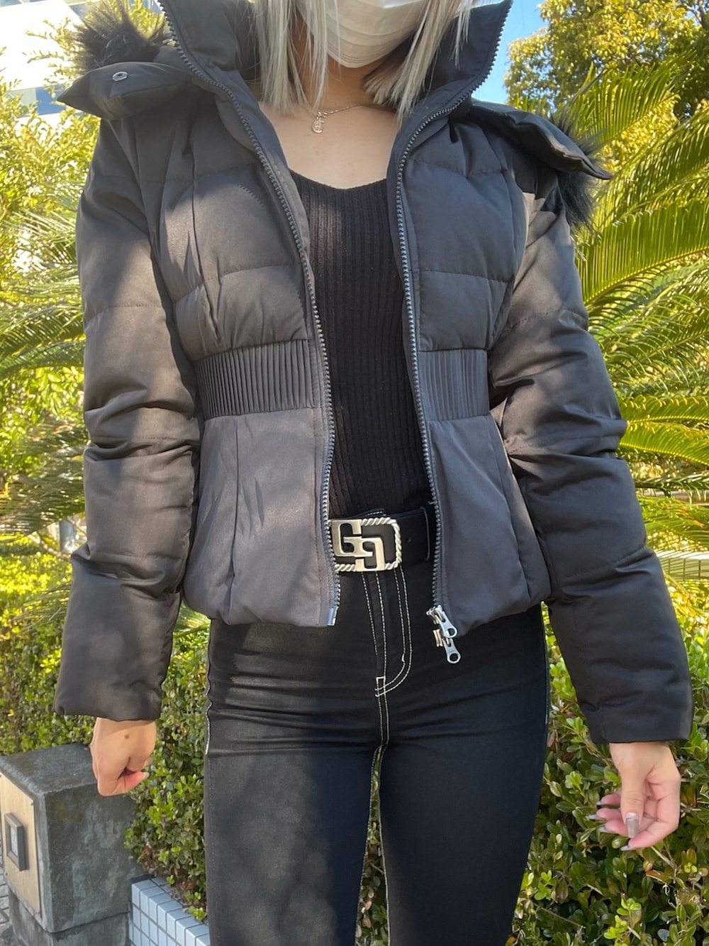 ブラック系のデニムパンツ、ブラック系のニット/セーター、ブラック系のその他アウターを着用したレディースの冬コーディネートの6枚目の写真