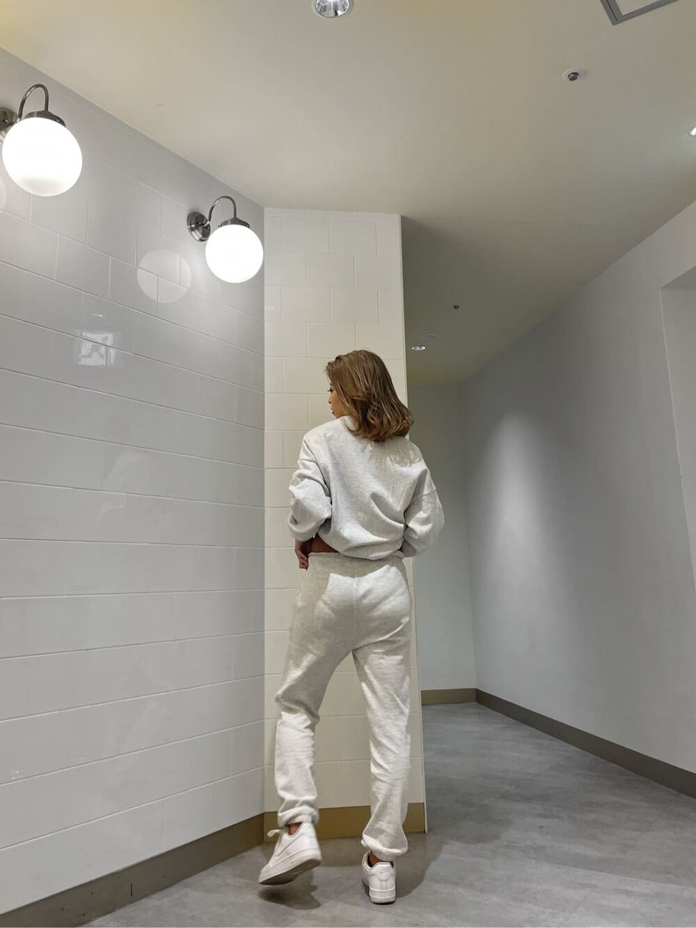 グレー系のその他パンツ、グレー系のTシャツ/カットソーを着用したレディースの冬コーディネートの4枚目の写真