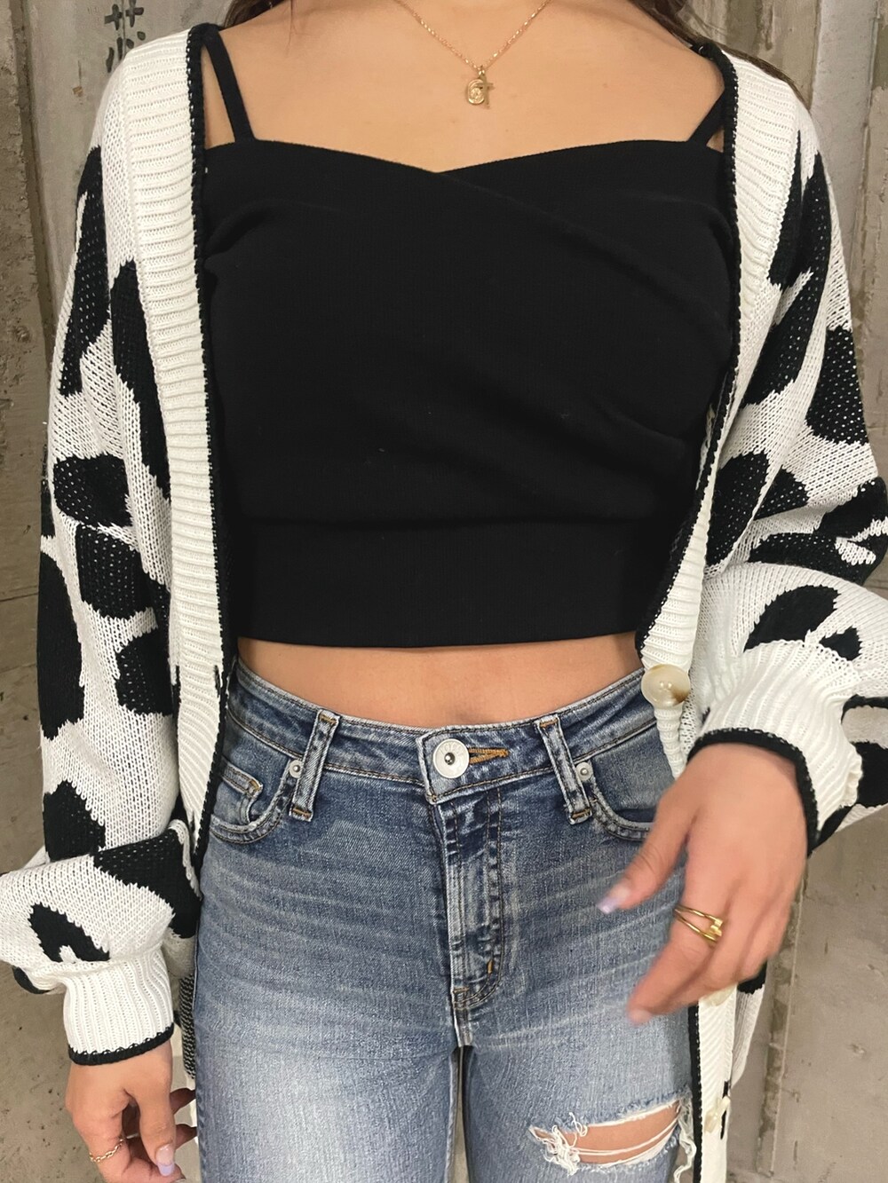 ホワイト系のカーディガン/ボレロ、ホワイト系のTシャツ/カットソー、ブルー系のデニムパンツを着用したレディースの春コーディネートの7枚目の写真