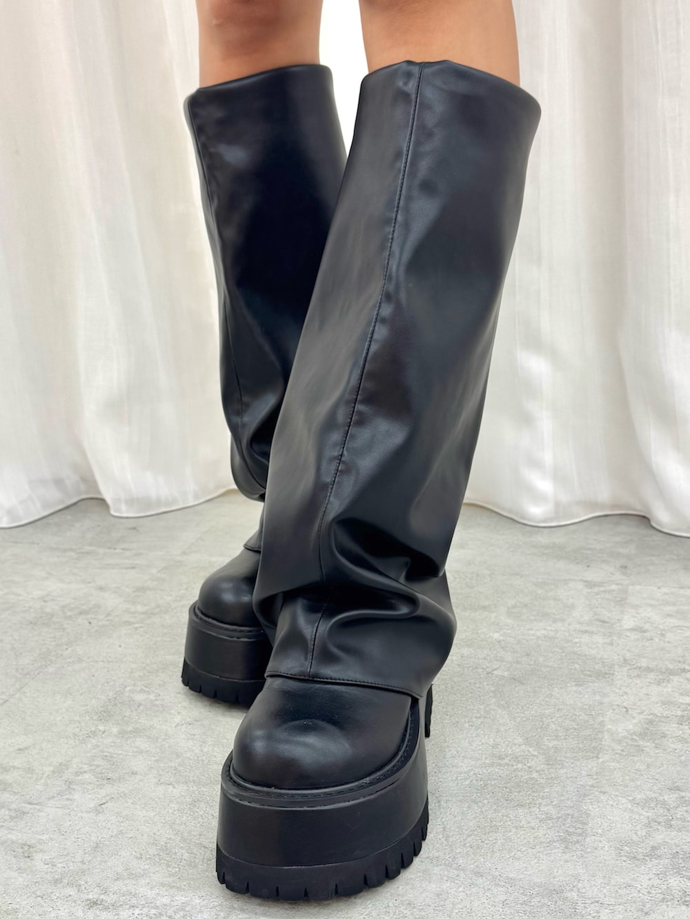 ブラック系のブーツ、ブラック系のブーツ、ホワイト系のニット/セーターを着用したレディースの秋コーディネートの5枚目の写真