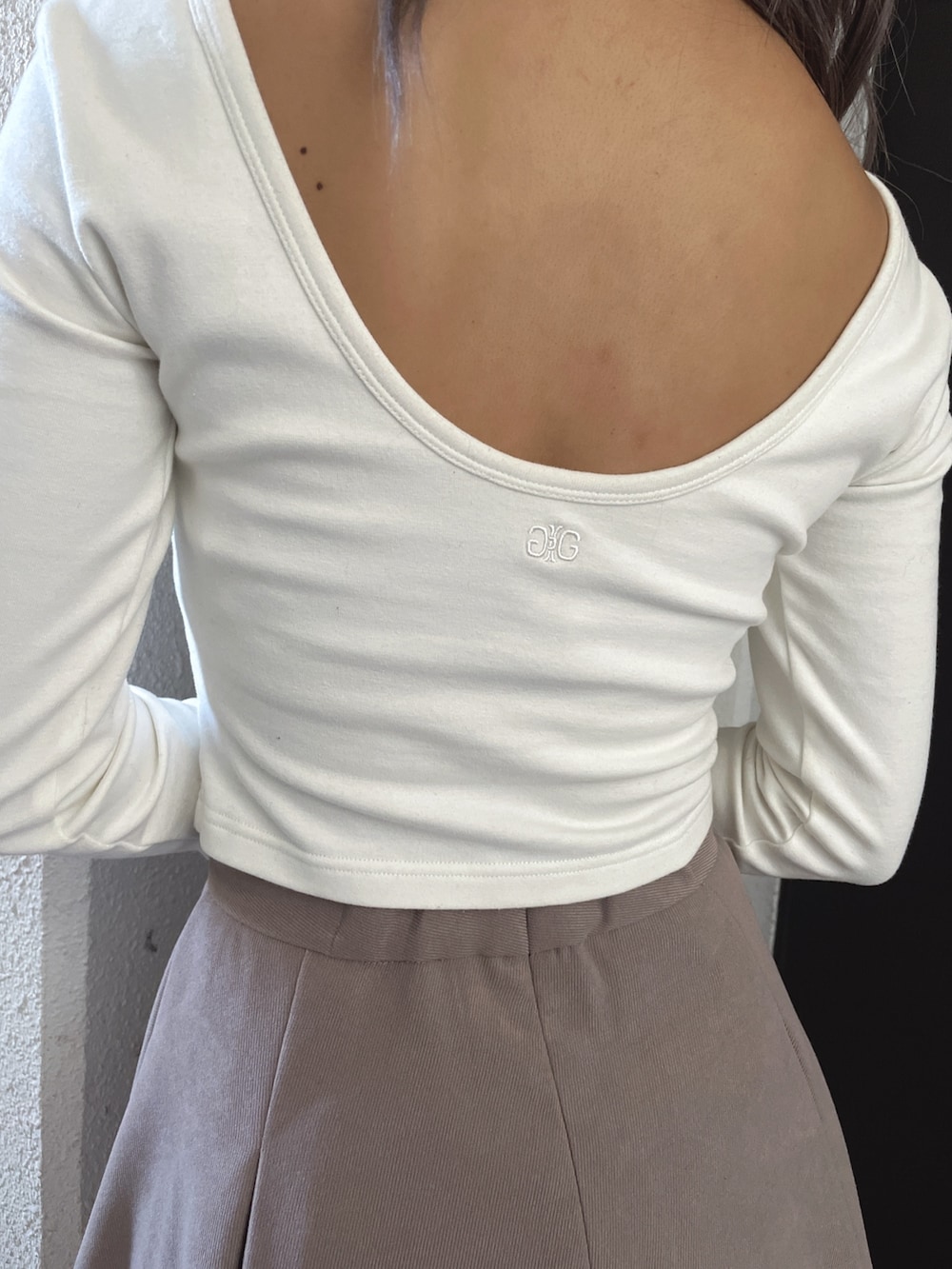 ベージュ系のブルゾン、ベージュ系のスカート、ホワイト系のTシャツ/カットソーを着用したレディースの冬コーディネートの8枚目の写真