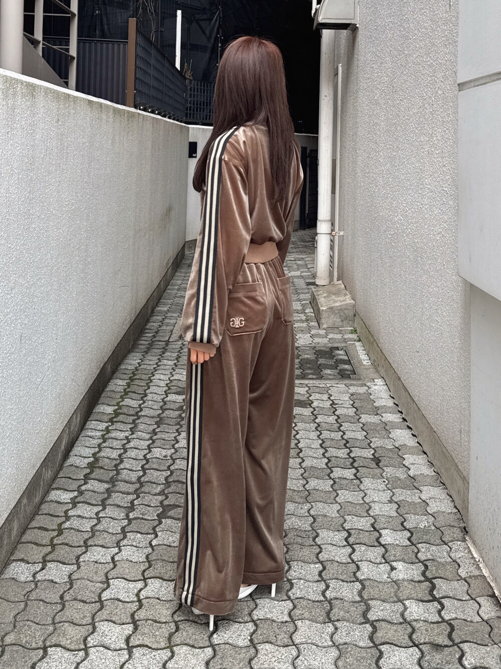 ベージュ系のブルゾン、ベージュ系のその他パンツ、ホワイト系のパンプスを着用したレディースの秋コーディネートの3枚目の写真