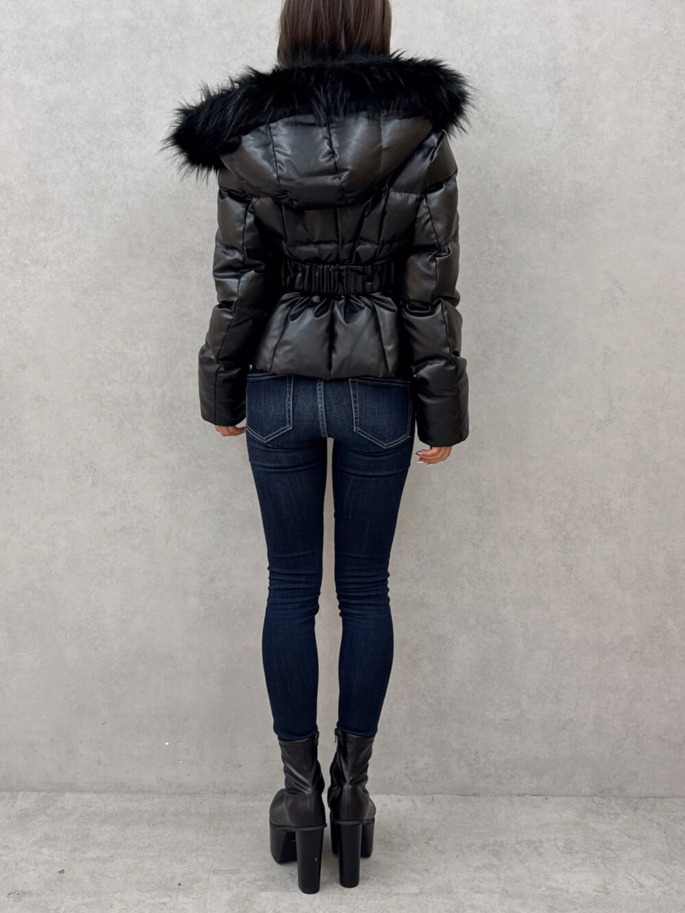 ホワイト系のニット/セーター、ブルー系のデニムパンツ、ブラック系のブーツを着用したレディースの秋コーディネートの3枚目の写真