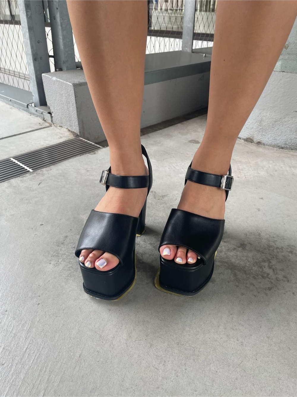 ブルー系のその他パンツ、ブラック系のサンダル、ブルー系のニット/セーターを着用したレディースの夏コーディネートの9枚目の写真