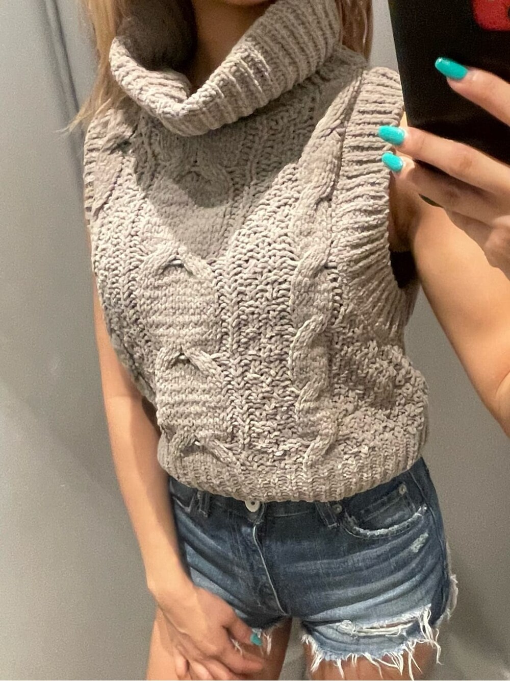 ブルー系のデニムパンツ、ベージュ系のニット/セーターを着用したレディースの夏コーディネートの4枚目の写真