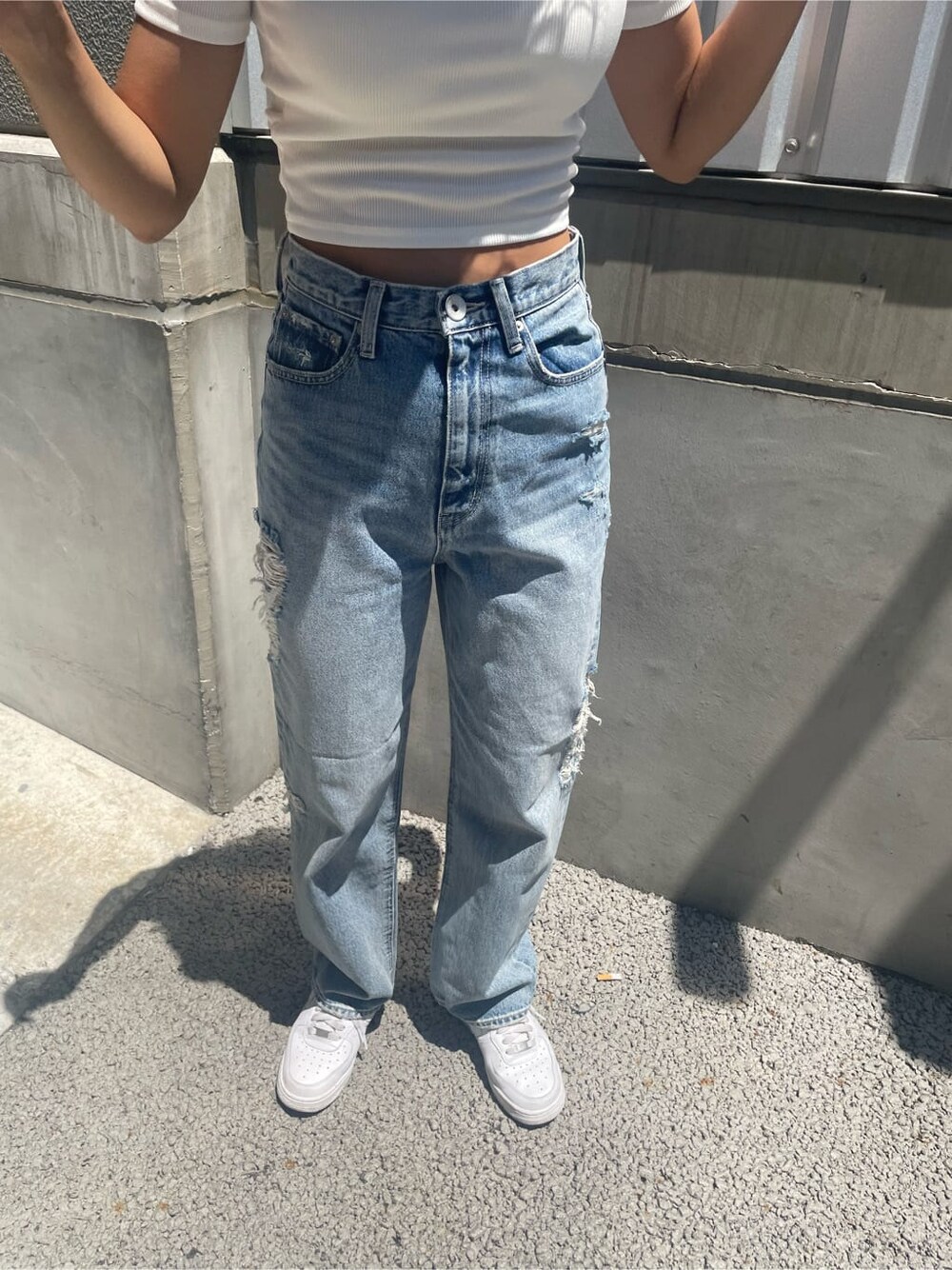 ブルー系のデニムパンツ、ホワイト系のTシャツ/カットソーを着用したレディースの夏コーディネートの8枚目の写真