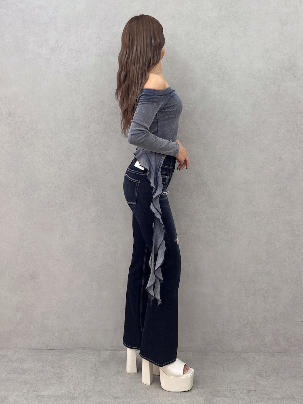 ブルー系のTシャツ/カットソー、ブルー系のデニムパンツ、ホワイト系のサンダルを着用したレディースの春コーディネートの3枚目の写真