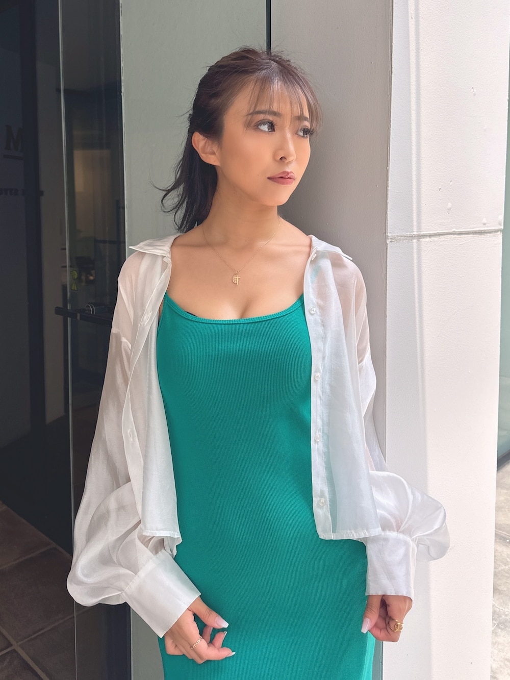 グリーン系のワンピース、ホワイト系のパンプス、ホワイト系のシャツ/ブラウスを着用したレディースの夏コーディネートの8枚目の写真