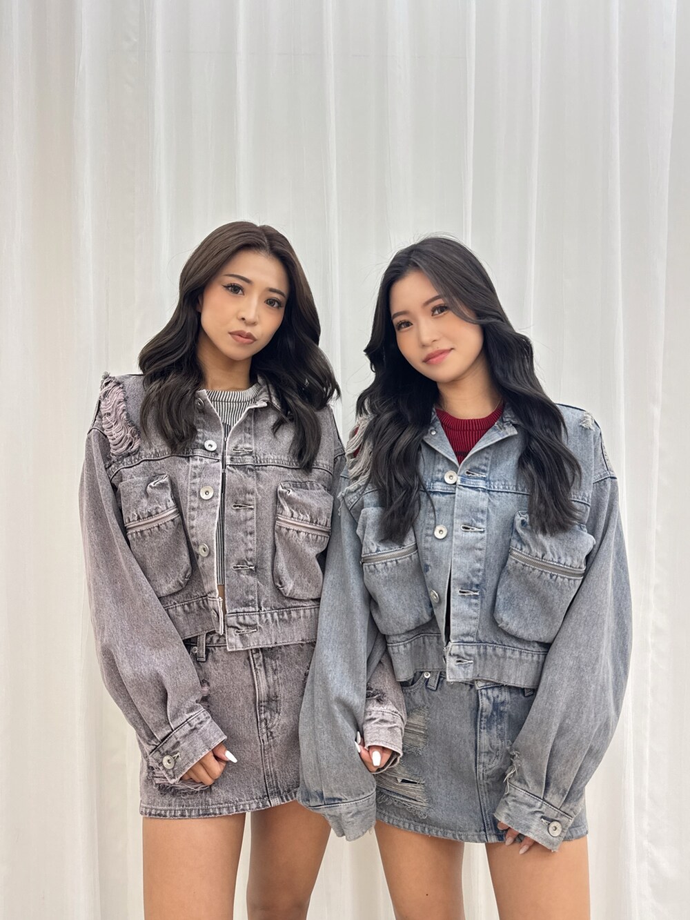 ブラック系のブーツ、ブラック系のブーツ、ホワイト系のニット/セーターを着用したレディースの秋コーディネートの2枚目の写真