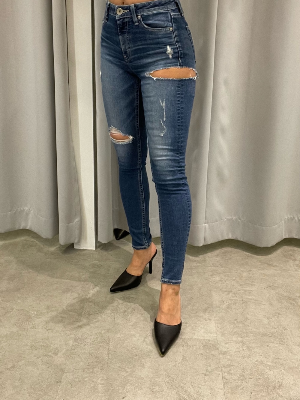 ホワイト系のTシャツ/カットソー、ブルー系のデニムパンツ、ブラック系のパンプスを着用したレディースの春コーディネートの4枚目の写真