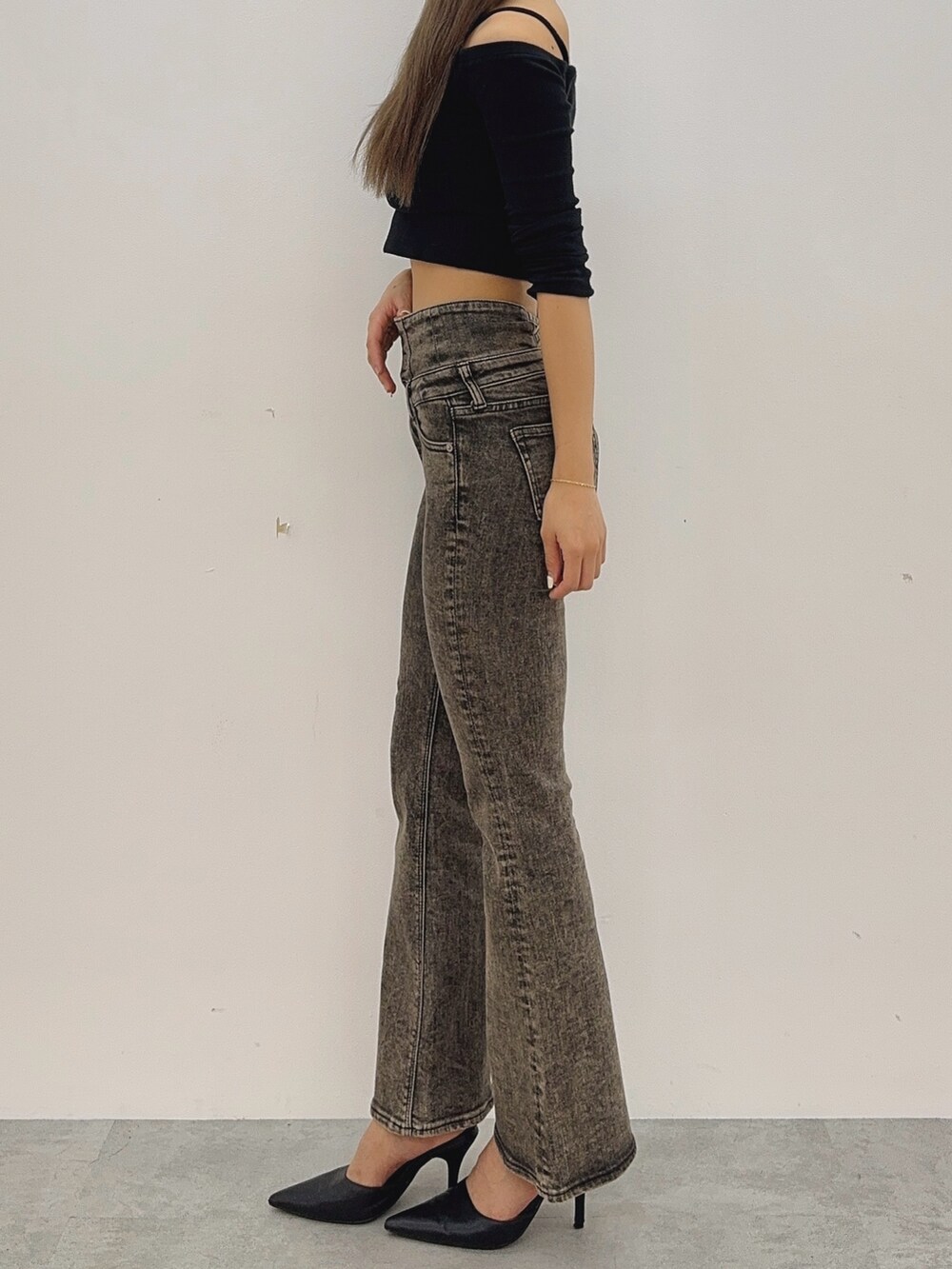 ブラック系のTシャツ/カットソー、ブラック系のデニムパンツ、ブラック系のパンプスを着用したレディースの秋コーディネートの4枚目の写真