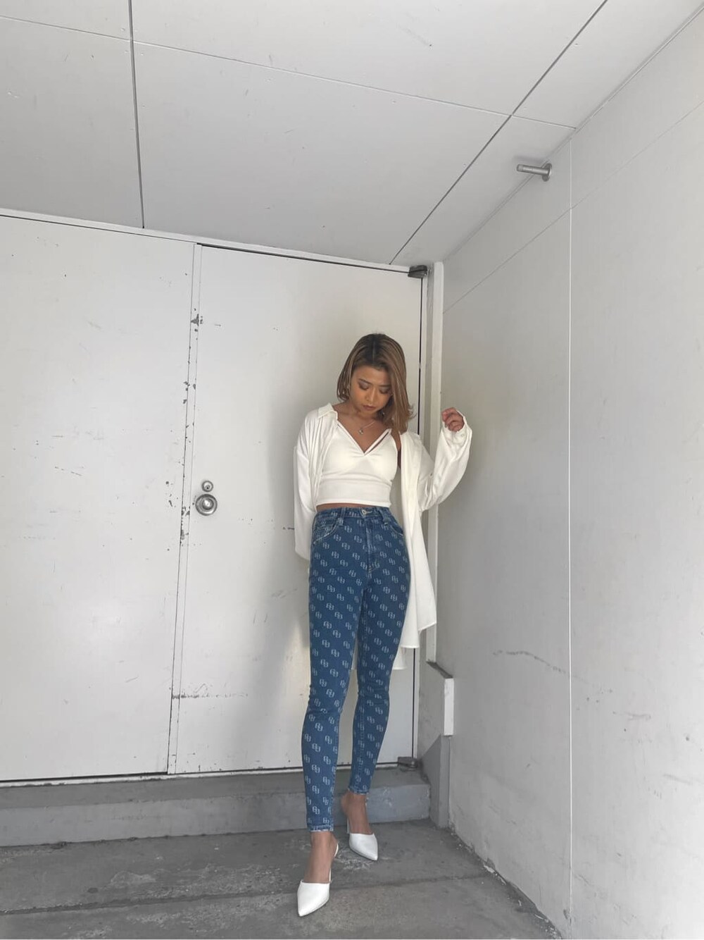 ホワイト系のパンプス、ホワイト系のキャミソール、ホワイト系のシャツ/ブラウスを着用したレディースの春コーディネートの2枚目の写真