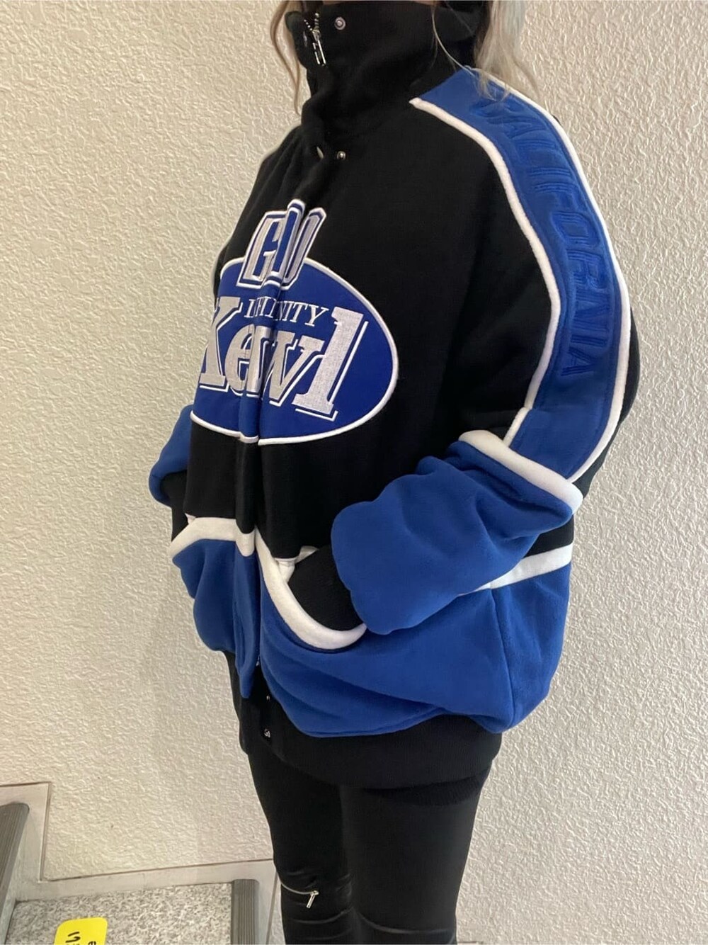 ブラック系のブルゾン、ブラック系のパンプスを着用したレディースの秋コーディネートの6枚目の写真