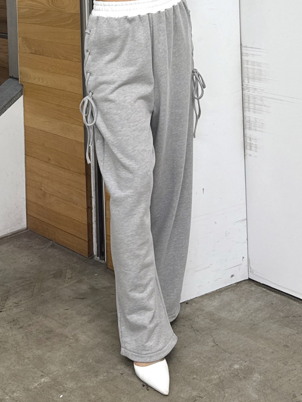 ブラック系のTシャツ/カットソー、グレー系のその他パンツ、ホワイト系のパンプスを着用したレディースの秋コーディネートの6枚目の写真