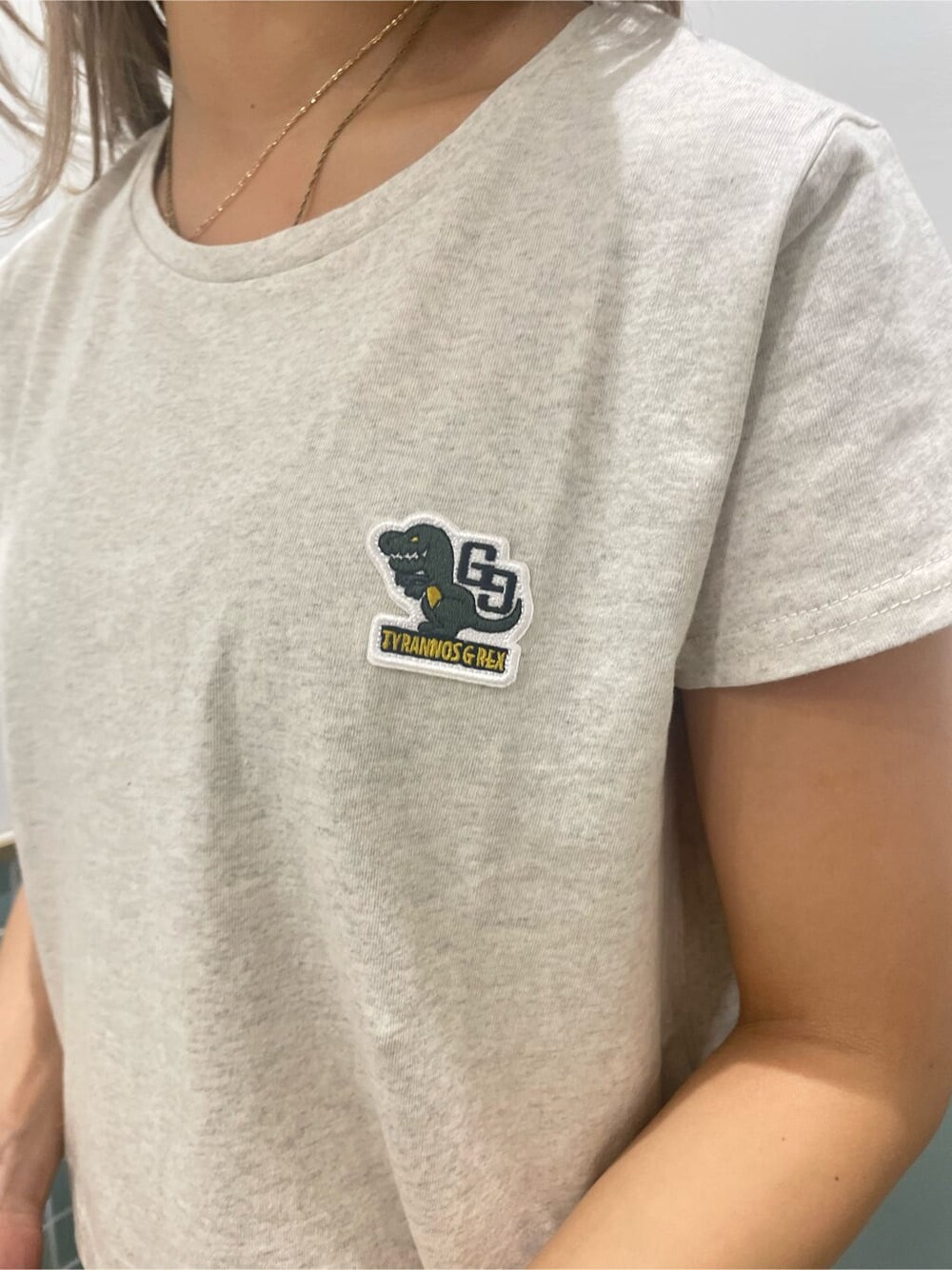 ブラック系のパンプス、グレー系のTシャツ/カットソー、ブルー系のデニムパンツを着用したレディースの春コーディネートの5枚目の写真