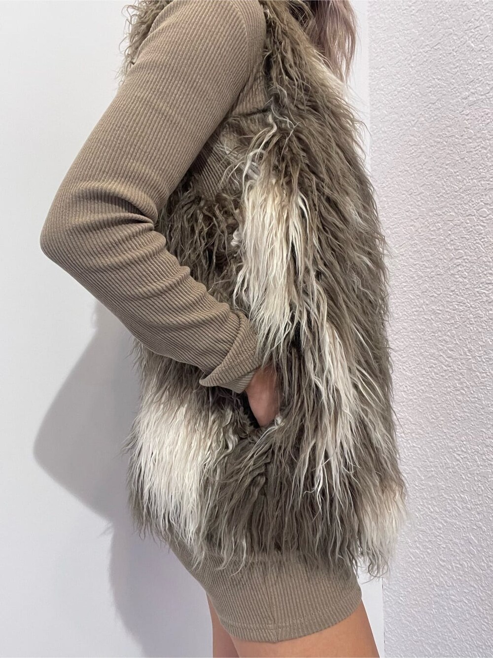 ベージュ系のワンピース、その他のベスト、ブラック系のブーツを着用したレディースの秋コーディネートの5枚目の写真