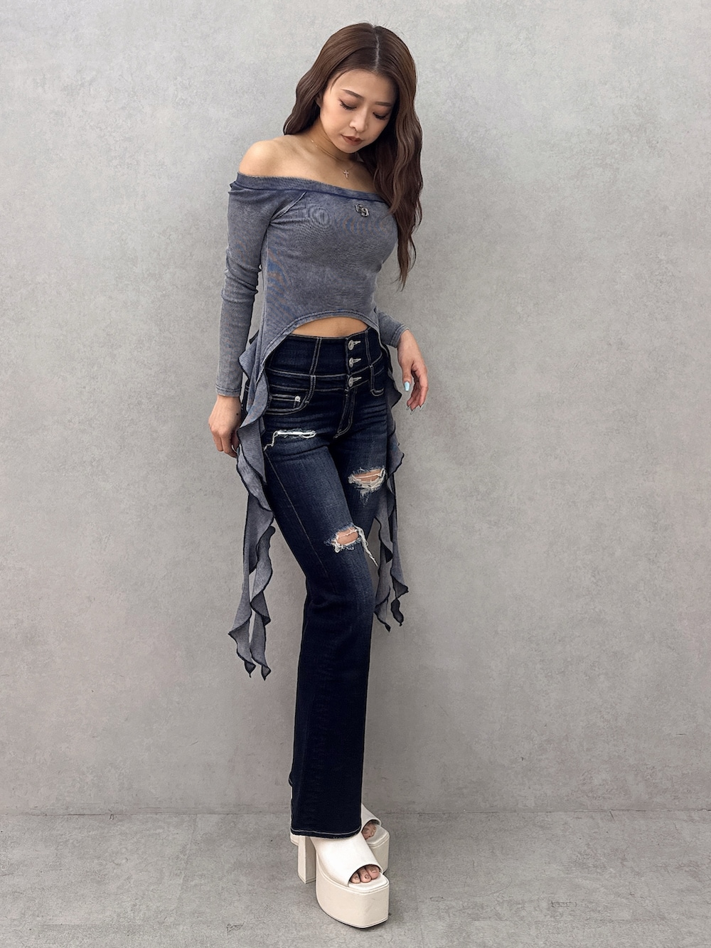 ブルー系のTシャツ/カットソー、ブルー系のデニムパンツ、ホワイト系のサンダルを着用したレディースの春コーディネートの2枚目の写真