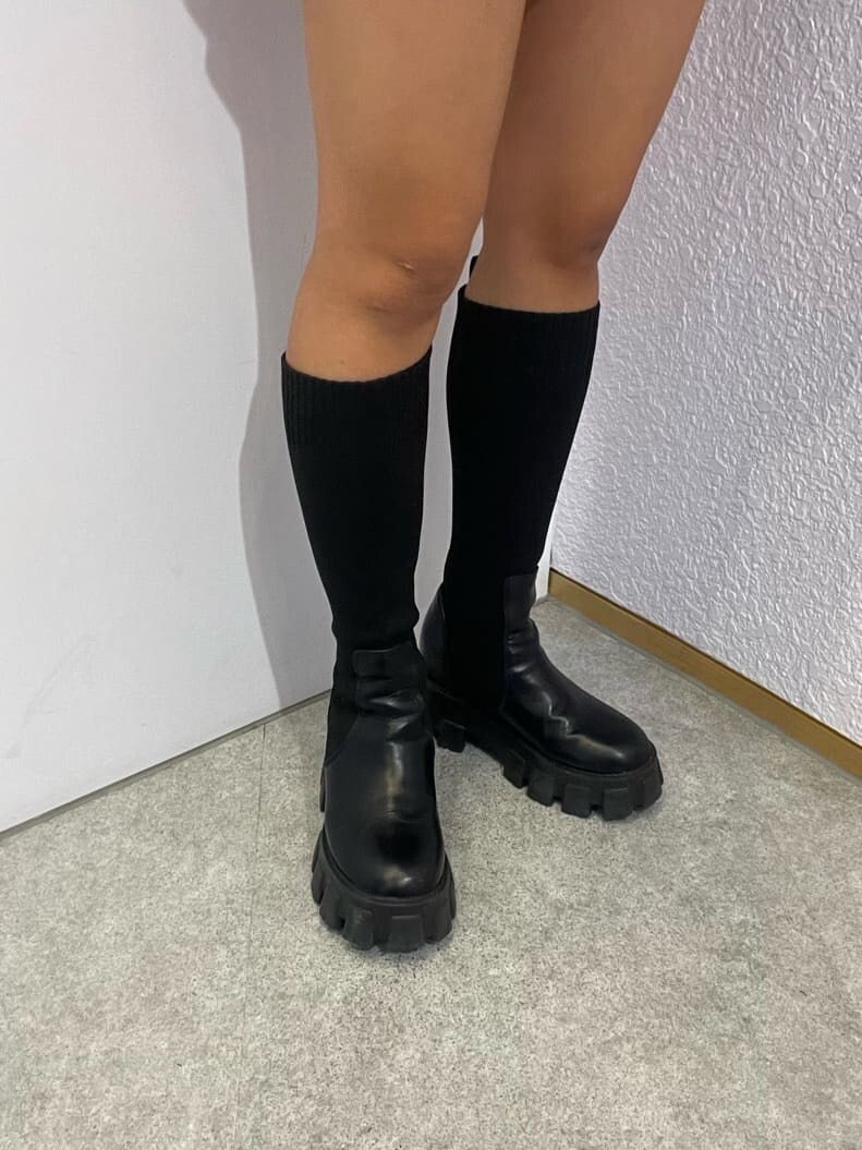 ブラック系のライダースジャケット、ブラック系のニット/セーター、ブラック系のスカートを着用したレディースの秋コーディネートの10枚目の写真