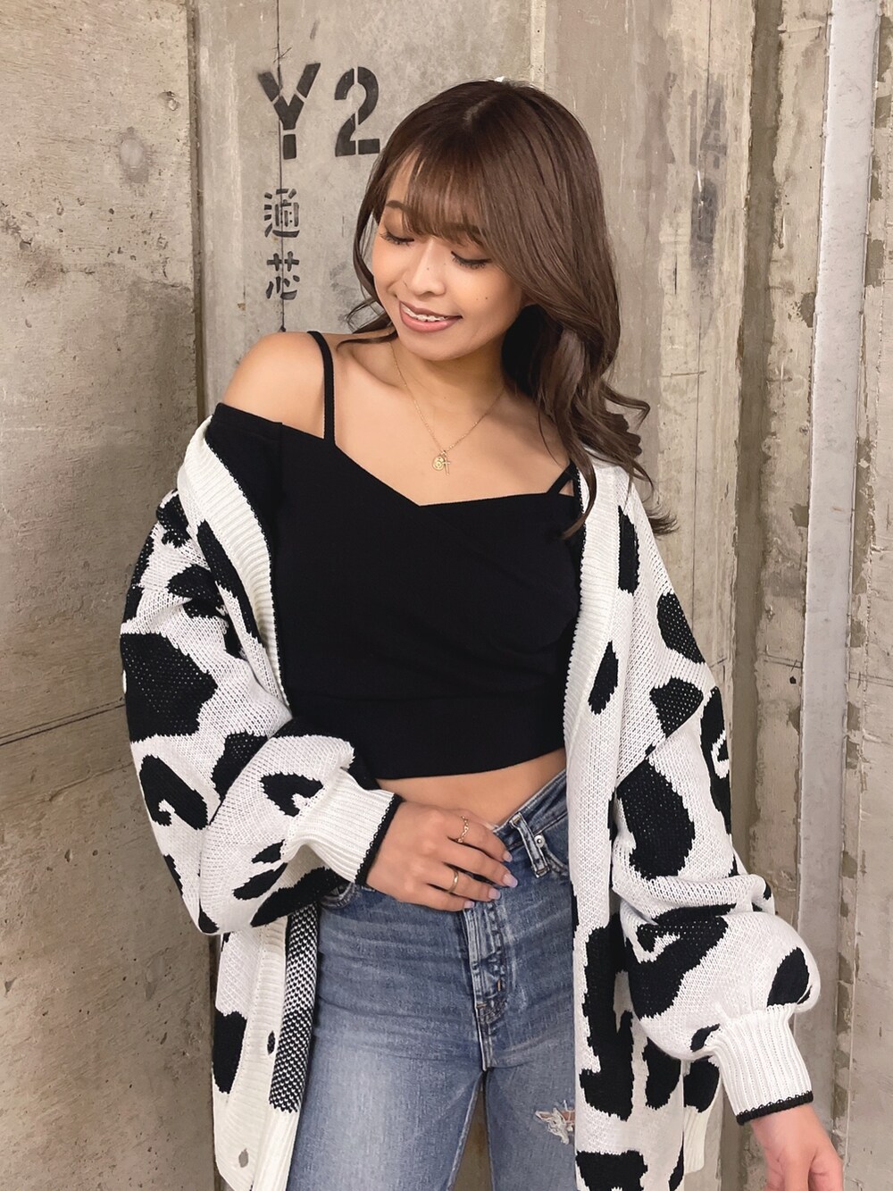 ホワイト系のカーディガン/ボレロ、ホワイト系のTシャツ/カットソー、ブルー系のデニムパンツを着用したレディースの春コーディネートの6枚目の写真