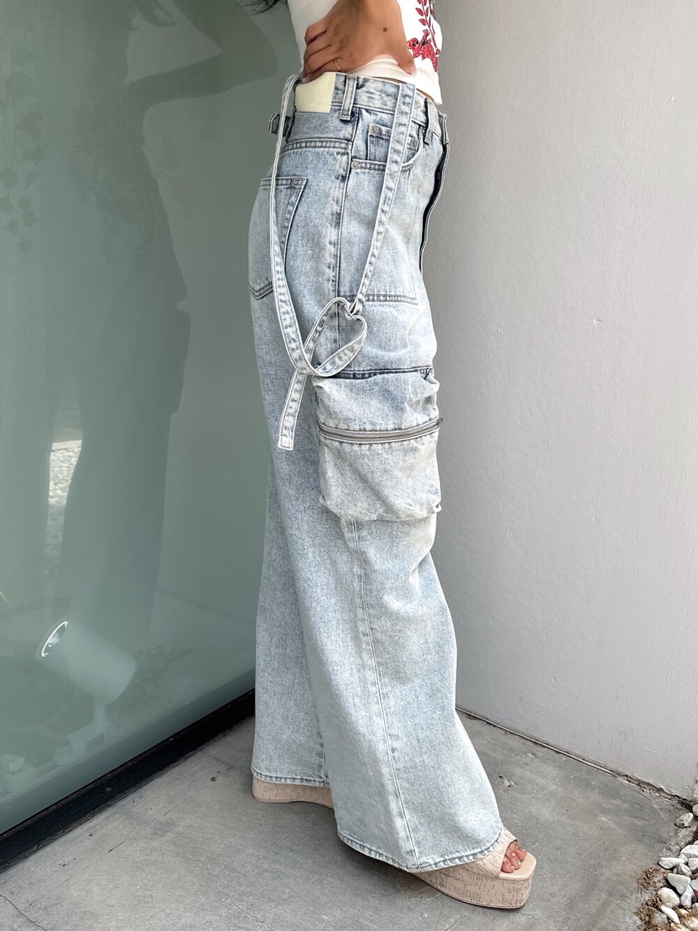 ホワイト系のキャミソール、ブルー系のデニムパンツ、ホワイト系のサンダルを着用したレディースの夏コーディネートの7枚目の写真