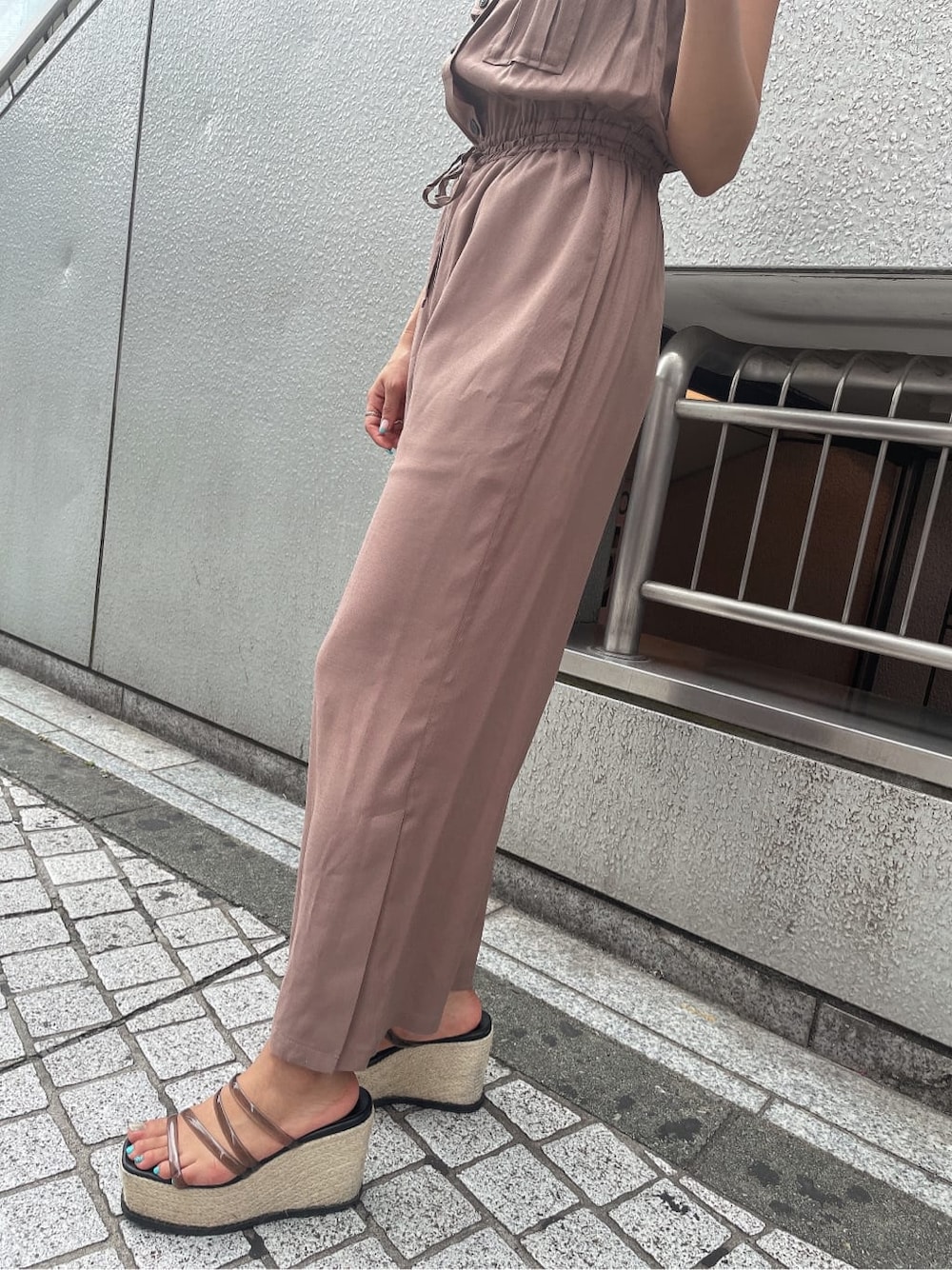 ホワイト系のシャツ/ブラウス、ベージュ系のつなぎ/オールインワン、ホワイト系のハンドバッグを着用したレディースの夏コーディネートの8枚目の写真