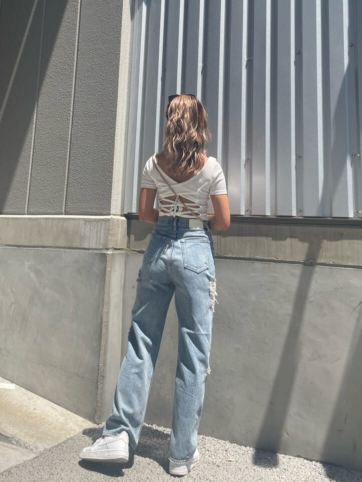 ブルー系のデニムパンツ、ホワイト系のTシャツ/カットソーを着用したレディースの夏コーディネートの4枚目の写真