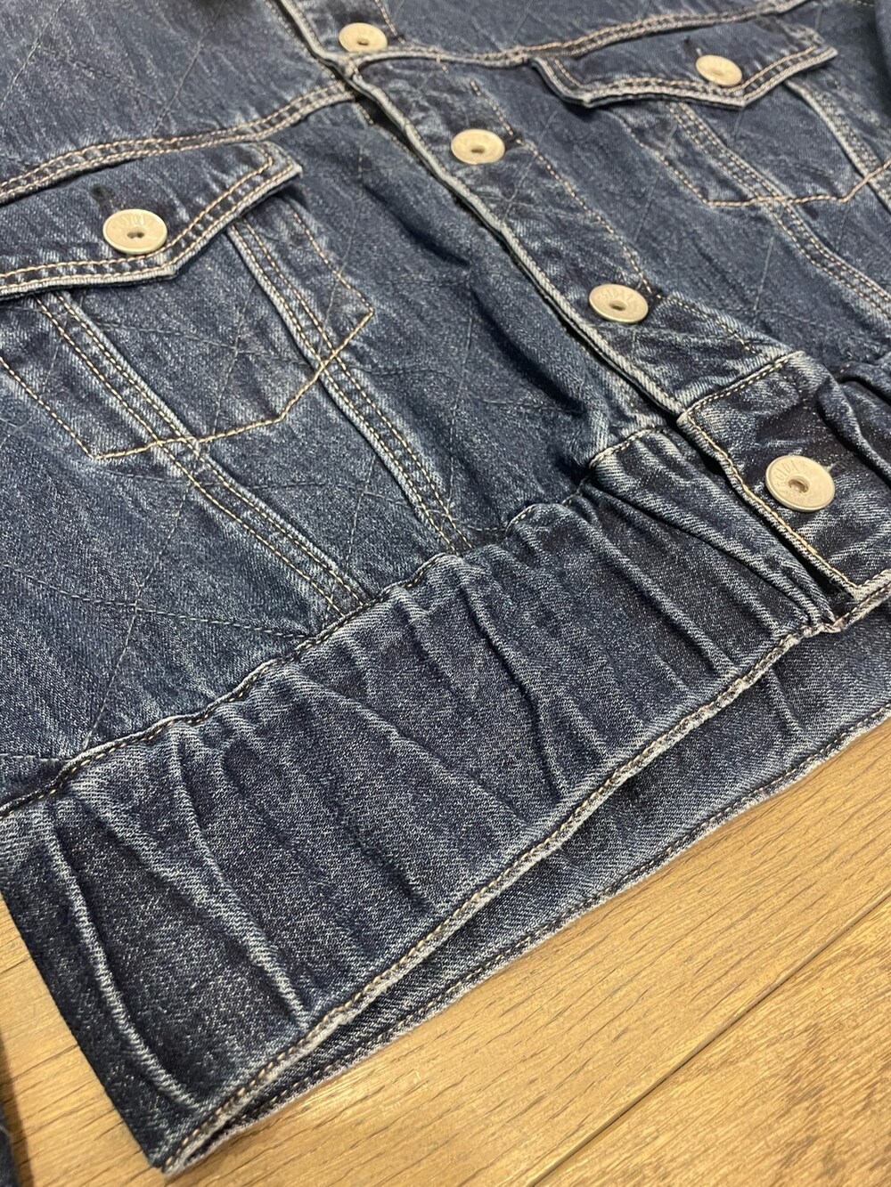 ブルー系のデニムパンツ、ブラック系のブーツ、ブルー系のデニムジャケットを着用したレディースの秋コーディネートの9枚目の写真