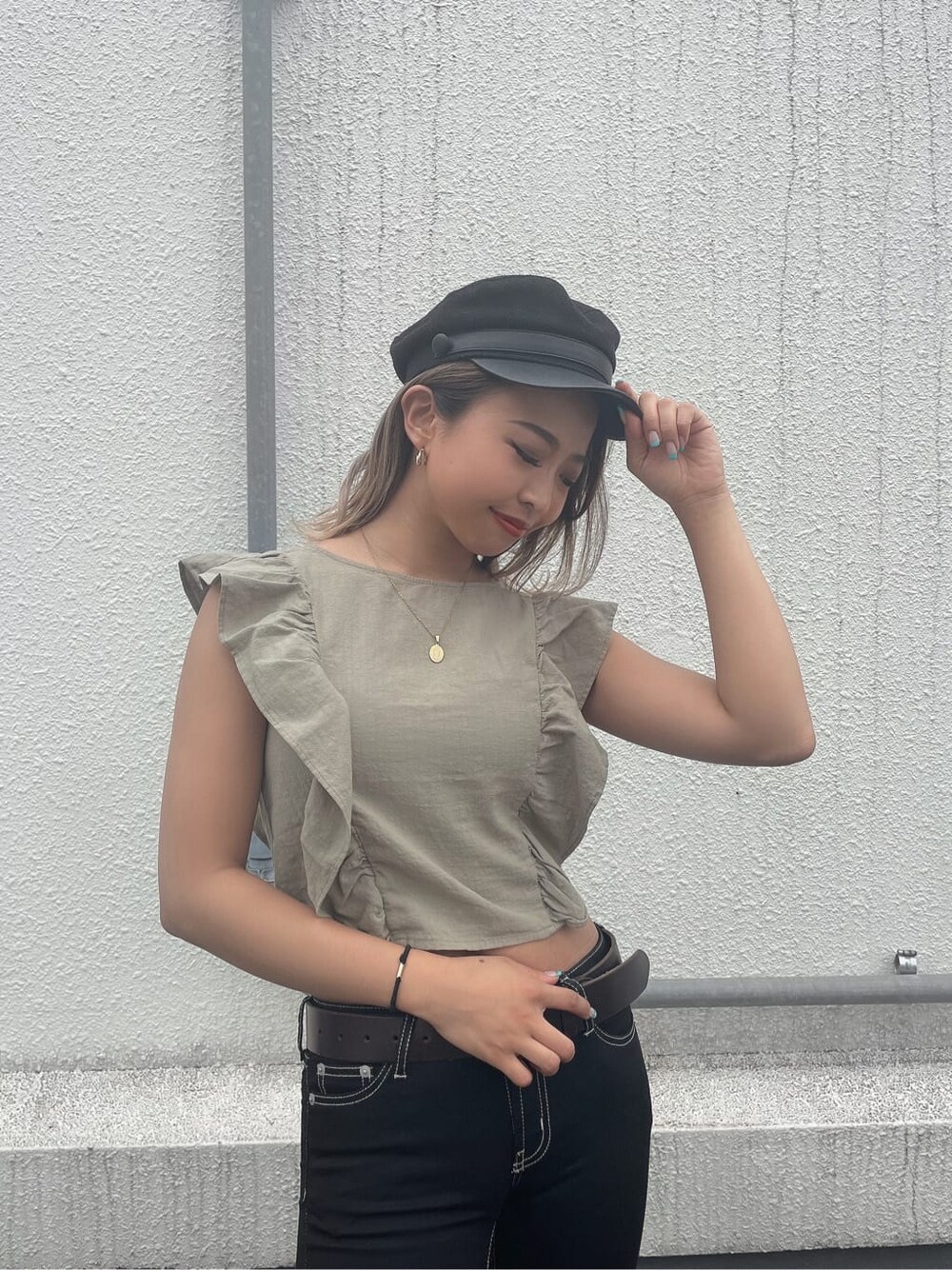 ブラック系のパンプス、ブラック系のデニムパンツ、グリーン系のシャツ/ブラウスを着用したレディースの夏コーディネートの4枚目の写真