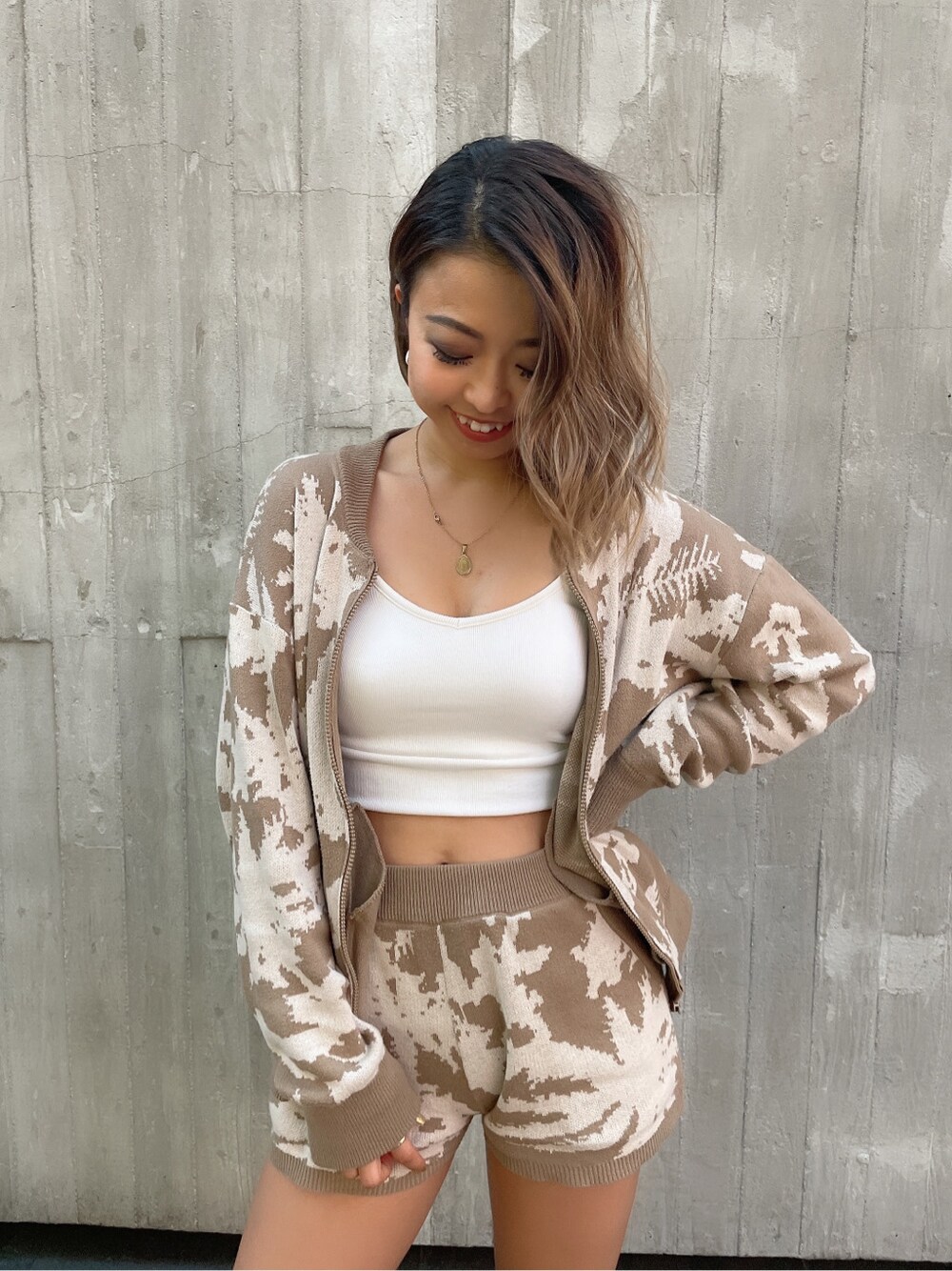 ベージュ系のその他パンツ、ベージュ系のカーディガン/ボレロを着用したレディースの春コーディネートの2枚目の写真