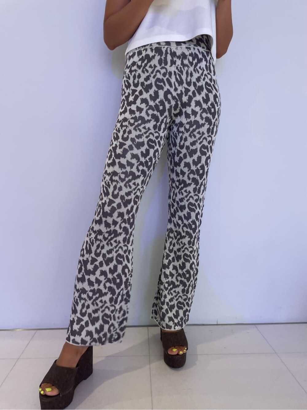 ブラウン系のサンダル、その他のその他パンツ、ホワイト系のTシャツ/カットソーを着用したレディースの夏コーディネートの6枚目の写真