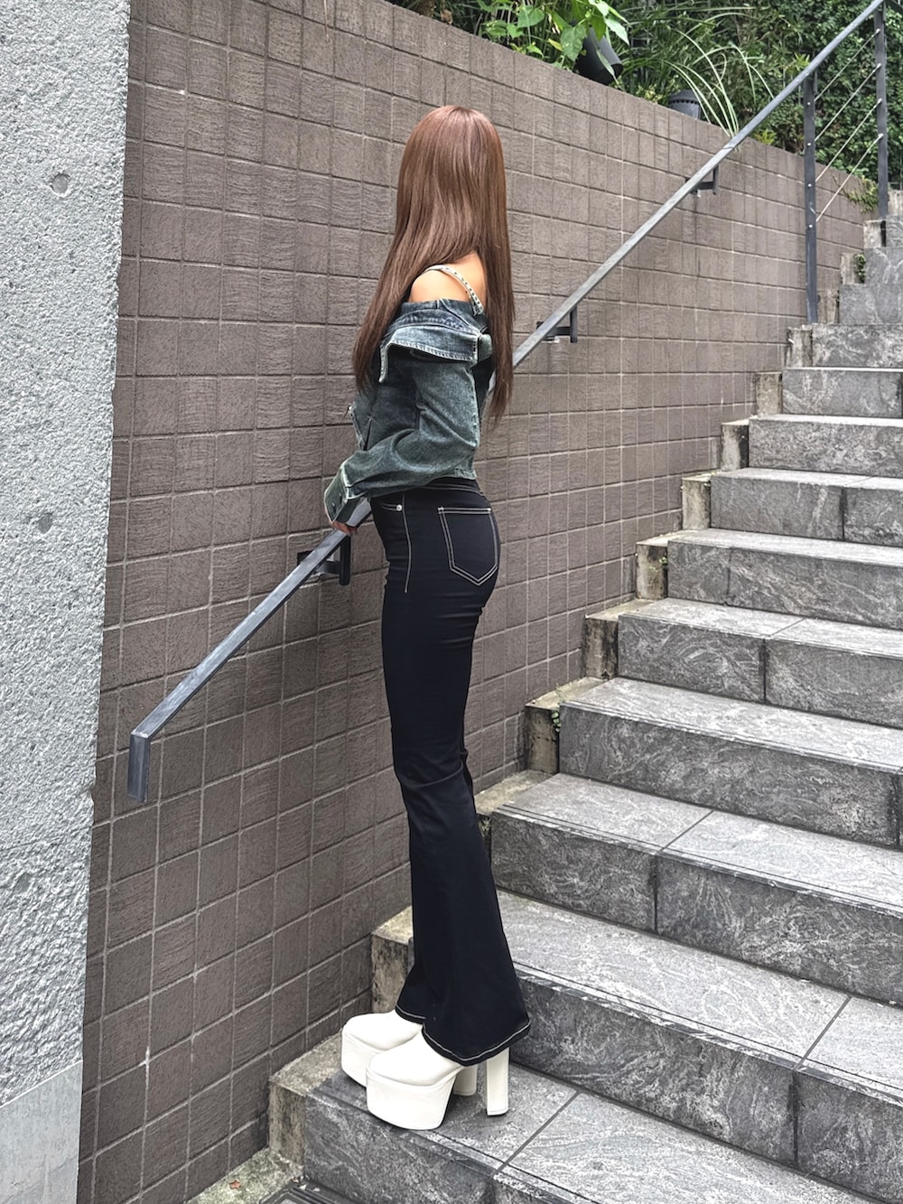 ブルー系のシャツ/ブラウス、ブラック系のデニムパンツ、ホワイト系のブーツを着用したレディースの秋コーディネートの2枚目の写真