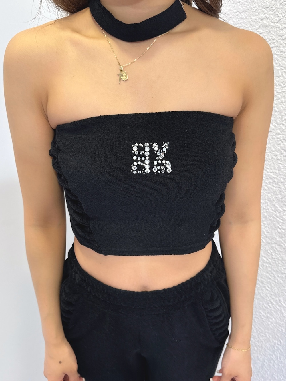 ブラック系のチューブトップ、ブラック系のその他パンツ、ホワイト系のパンプスを着用したレディースの春コーディネートの7枚目の写真