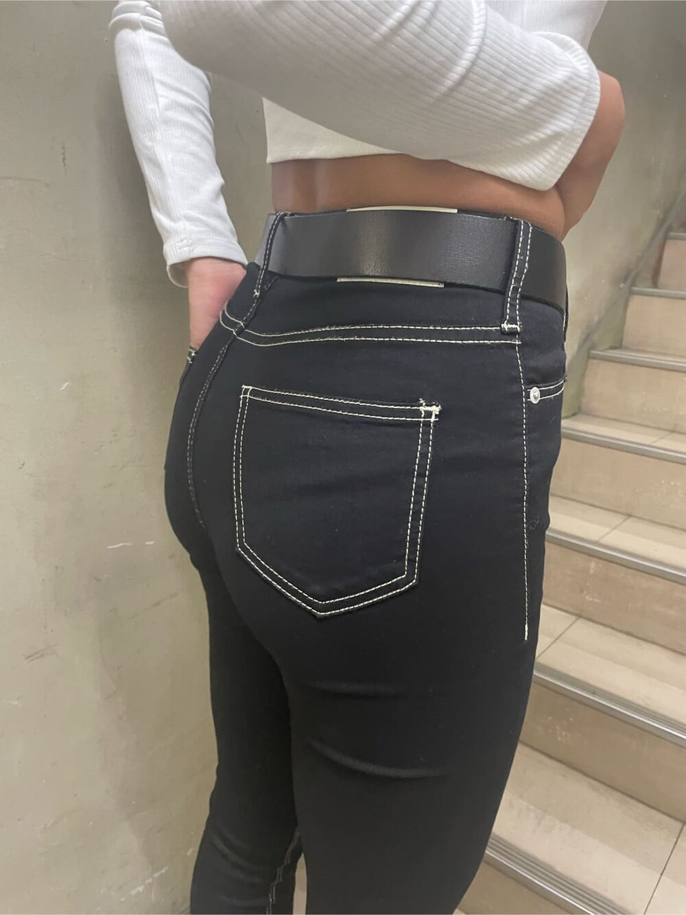 ブラック系のパンプス、ブラック系のデニムパンツ、ホワイト系のTシャツ/カットソーを着用したレディースの春コーディネートの8枚目の写真