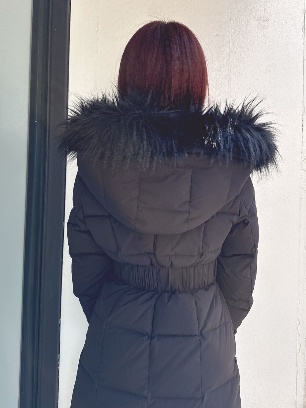 ブラック系のダウンジャケット/コート、その他のバックパック/リュック、ブラック系のブーツを着用したレディースの秋コーディネートの6枚目の写真