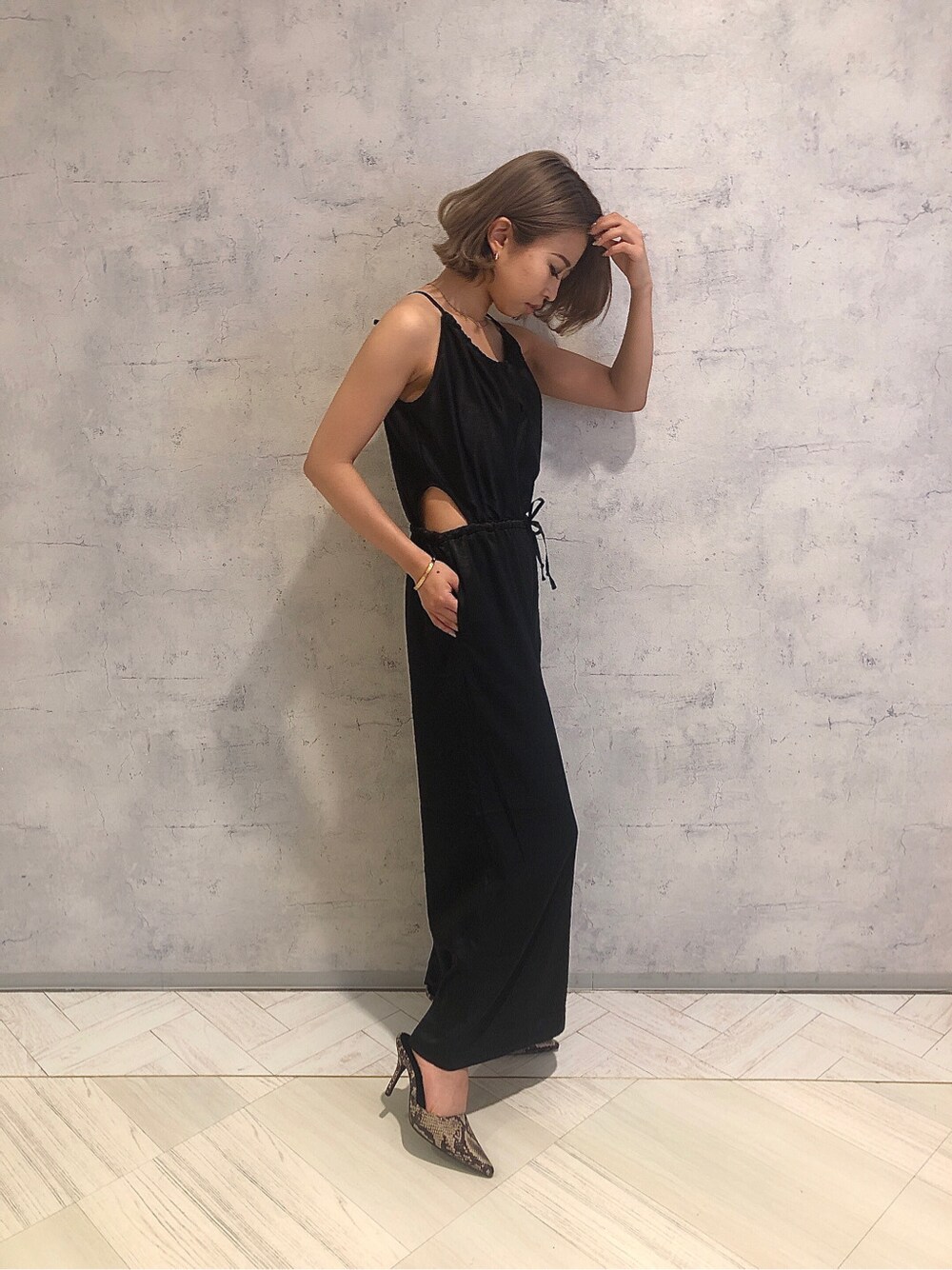 ブラック系のつなぎ/オールインワンを着用したレディースの夏コーディネートの2枚目の写真