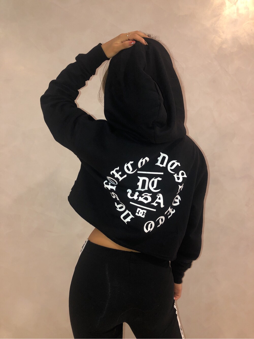 ブラック系のその他パンツ、ブラック系のパンプス、ブラック系のパーカーを着用したレディースの秋コーディネートの4枚目の写真