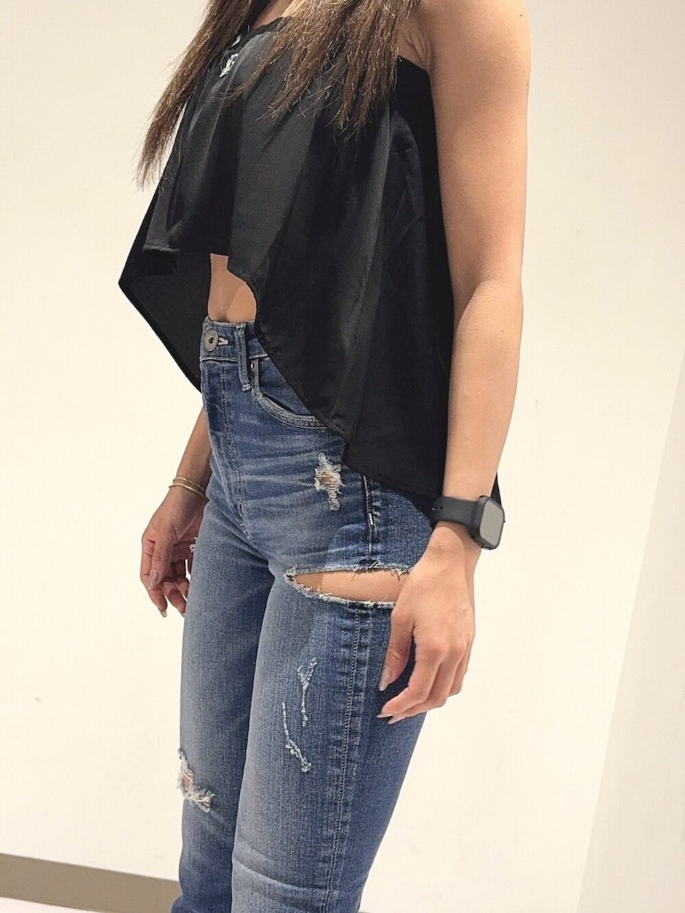 ホワイト系のサンダル、ブルー系のデニムパンツ、ブラック系のチューブトップを着用したレディースの夏コーディネートの5枚目の写真