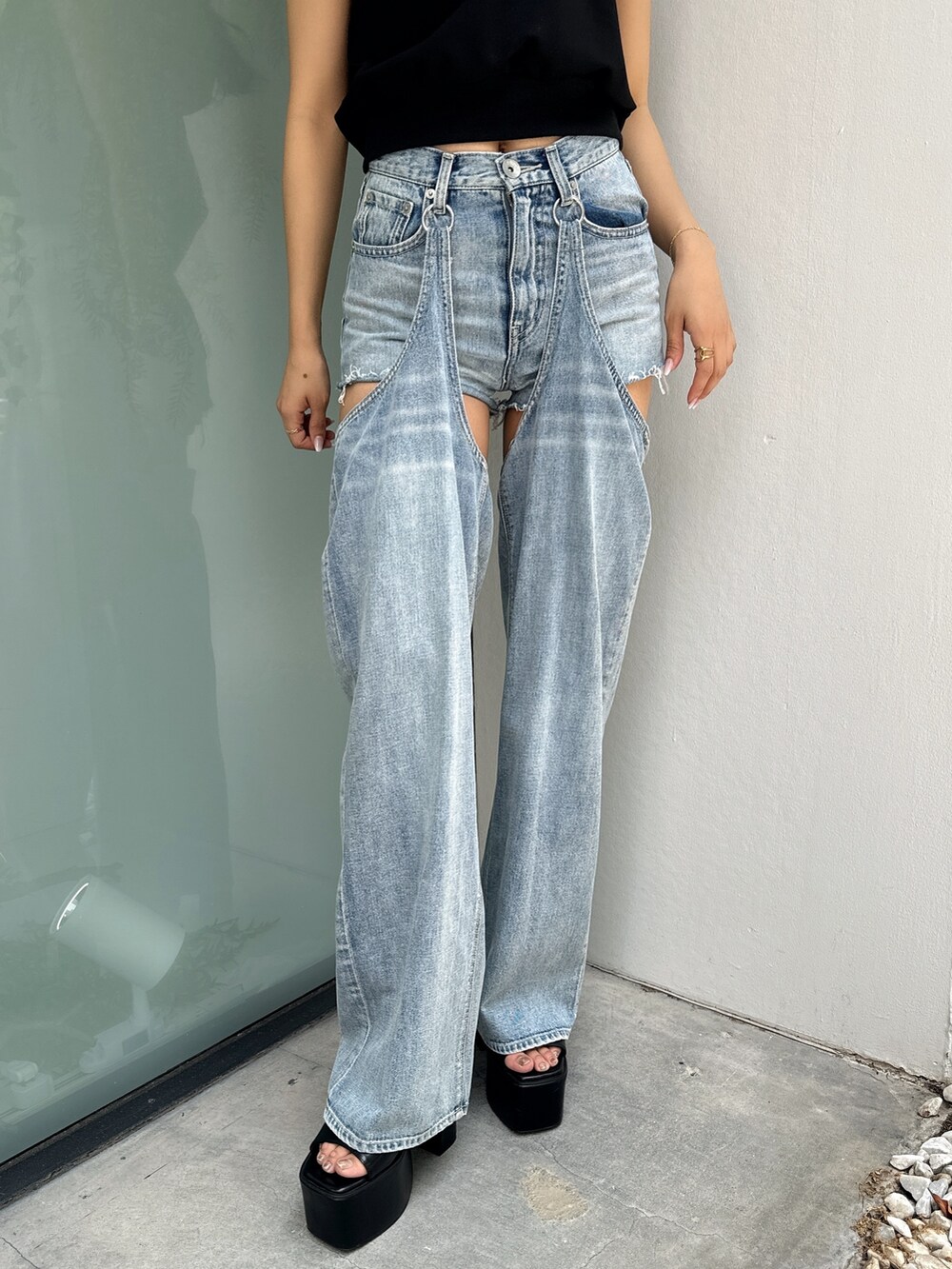 ブラック系のTシャツ/カットソー、ブルー系のデニムパンツ、ブラック系のサンダルを着用したレディースの夏コーディネートの6枚目の写真