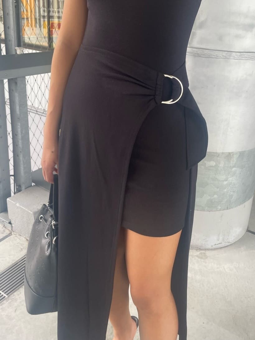 ブラック系のパンプス、ブラック系のワンピース、ブラック系のハンドバッグを着用したレディースの夏コーディネートの5枚目の写真