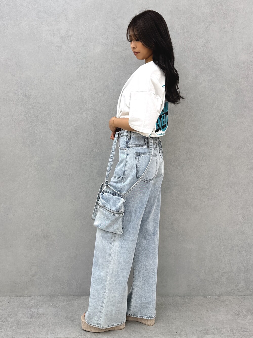 ホワイト系のTシャツ/カットソー、ブルー系のデニムパンツ、ホワイト系のサンダルを着用したレディースの夏コーディネートの2枚目の写真