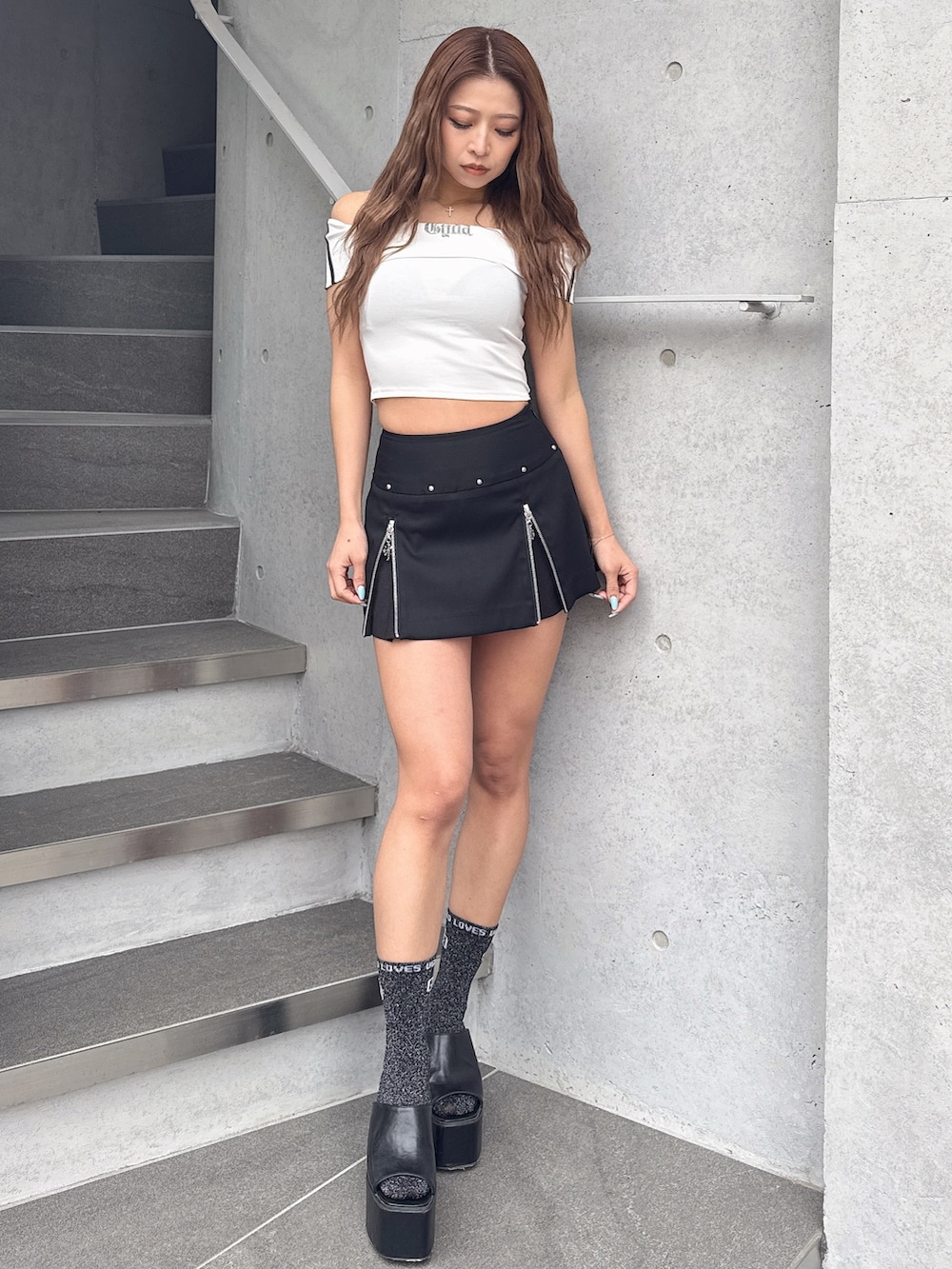 ホワイト系のTシャツ/カットソー、ブラック系のスカート、ブラック系のサンダルを着用したレディースの春コーディネートの2枚目の写真