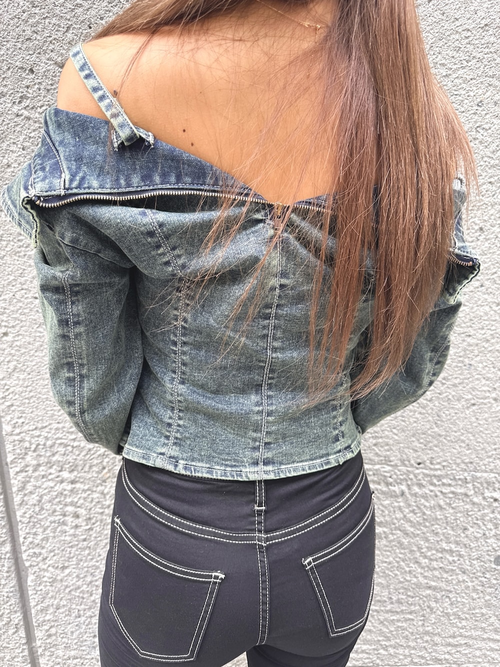 ブルー系のシャツ/ブラウス、ブラック系のデニムパンツ、ホワイト系のブーツを着用したレディースの秋コーディネートの5枚目の写真