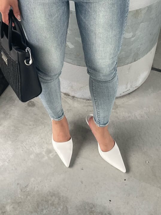 ホワイト系のパンプス、その他のシャツ/ブラウス、ブルー系のデニムパンツを着用したレディースの夏コーディネートの9枚目の写真