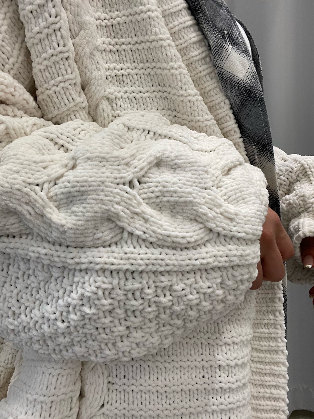 ホワイト系のカーディガン/ボレロ、ホワイト系のTシャツ/カットソー、ブルー系のデニムパンツを着用したレディースの春コーディネートの8枚目の写真