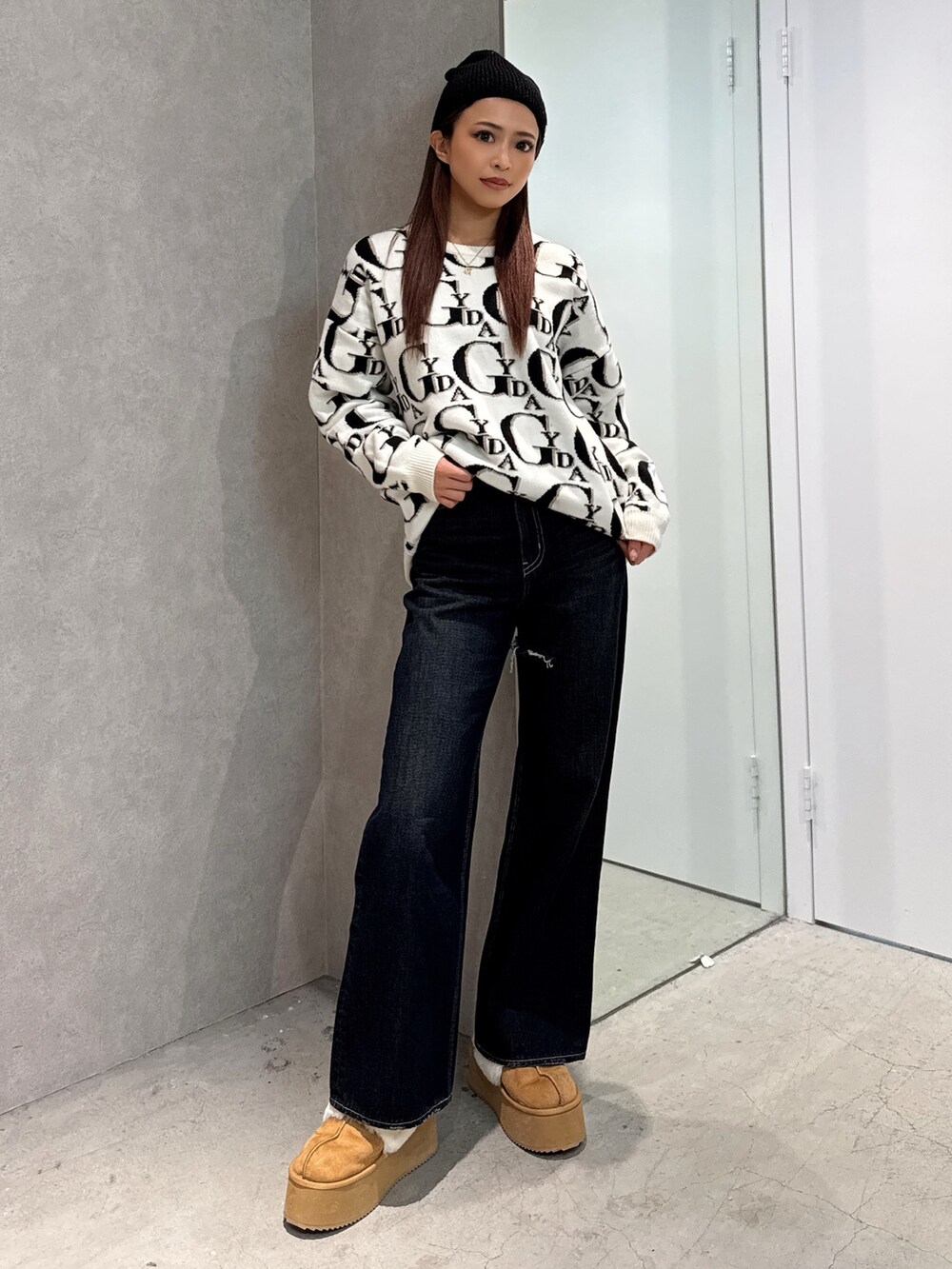 ホワイト系のニット/セーター、ブルー系のデニムパンツ、ベージュ系のスリッポンを着用したレディースの冬コーディネートの2枚目の写真